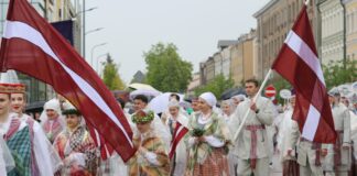 Шествие в народных костюмах в Даугавпилсе. 4 мая 2025 года. Фото: Юлия Касецка / Дом Единства