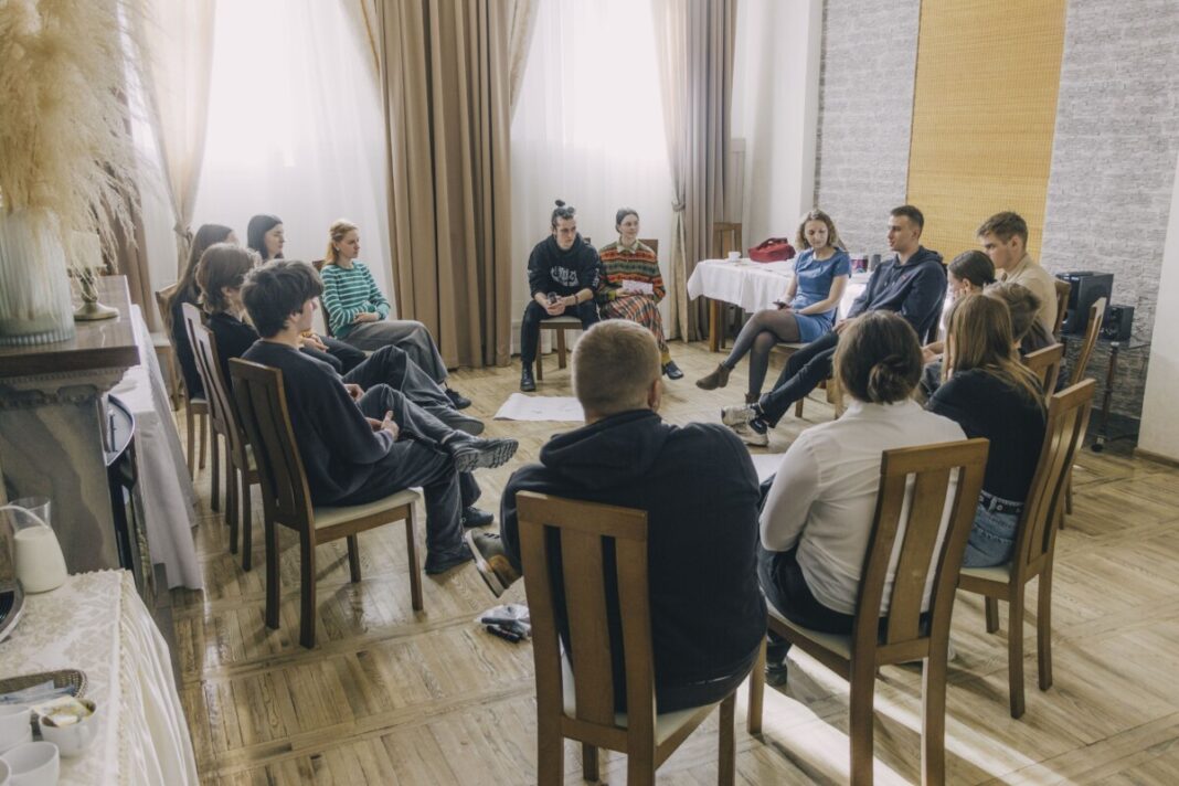Участники проекта DiscoverEU Inclusion рассказывают от своих приключениях. Фото: Евгений Ратков