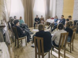 Участники проекта DiscoverEU Inclusion рассказывают от своих приключениях. Фото: Евгений Ратков