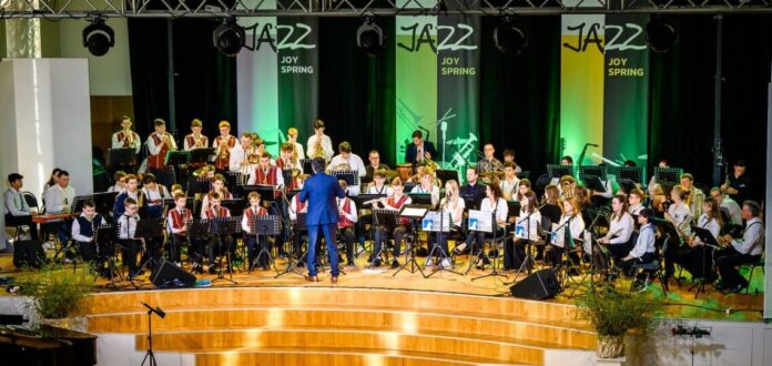 Выступление оркестра под руководством Арнольда Гринберта на фестивале Jazz Joy Spring. Фото предоставлено организаторами Выступление оркестра под руководством Арнольда Гринберта на фестивале Jazz Joy Spring. Фото предоставлено организаторами