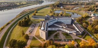 Дело о мошенничестве со средствами ЕС в ДУ: суд постановил конфисковать авто, недвижимость в Риге и 230 тысяч евро Новый корпус Даугавпилсского университета. Фото со страницы ДУ в Фейсбуке