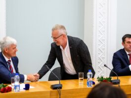 В Резекне новый мэр — Янис Тутин. Он сменил отстранённого от должности Барташевича Янис Тутин жмёт руку Александру Барташевичу. Фото с сайта Резекне