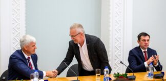 Янис Тутин жмёт руку Александру Барташевичу. Фото с сайта Резекне