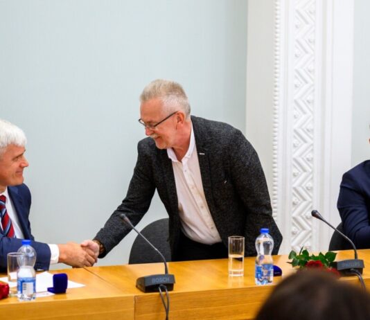 Янис Тутин жмёт руку Александру Барташевичу. Фото с сайта Резекне