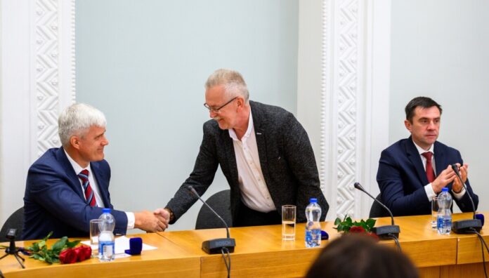 Янис Тутин жмёт руку Александру Барташевичу. Фото с сайта Резекне