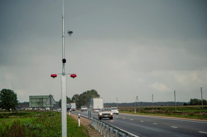 В этом году на дорогах Латвии в общей сложности заработают 17 новых участков контроля средней скорости. Фото: Latvijas Valsts ceļi
