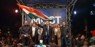 Петер Мадьяр, лидер правоцентристской партии «Тиса», котора одержала победу на парламентских выборах в Венгрии 12 апреля 2026 года. Фото: TISZA Párt / Facebook (день завершения предвыборной кампании, 11 апреля)