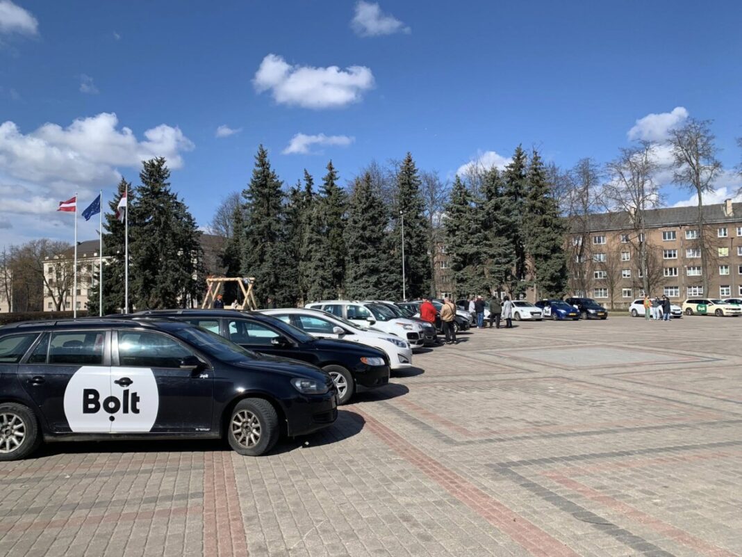 672081628_1806136064158846_4127063460019506545_n Протест таксистов против монополии Bolt на площади Единства в Даугавпилсе. 13 апреля 2026 года. Фото: Эвелина Майбогина