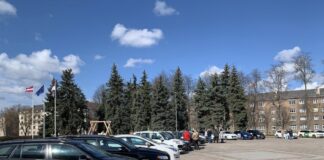 «На колбасу не хватит…» Таксисты в Латвии протестуют против Bolt. Минсообщения предлагает ограничить комиссии платформ Протест таксистов против монополии Bolt на площади Единства в Даугавпилсе. 13 апреля 2026 года. Фото: Эвелина Майбогина