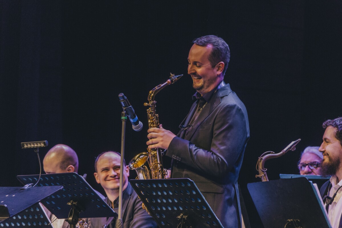 Выступление Баварско-латвийского джазового биг-бенда на концерте Junior Jazz 2026 в Даугавпилсе. 15 апреля 2026 года, Дворец культуры. Фото: Евгений Ратков