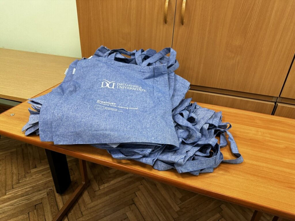 Вручение сениорам сертификатов об обучении в Университете третьего поколения в Даугавпилсе. 24 апреля 2026 года. Фото: Анастасия Шубина