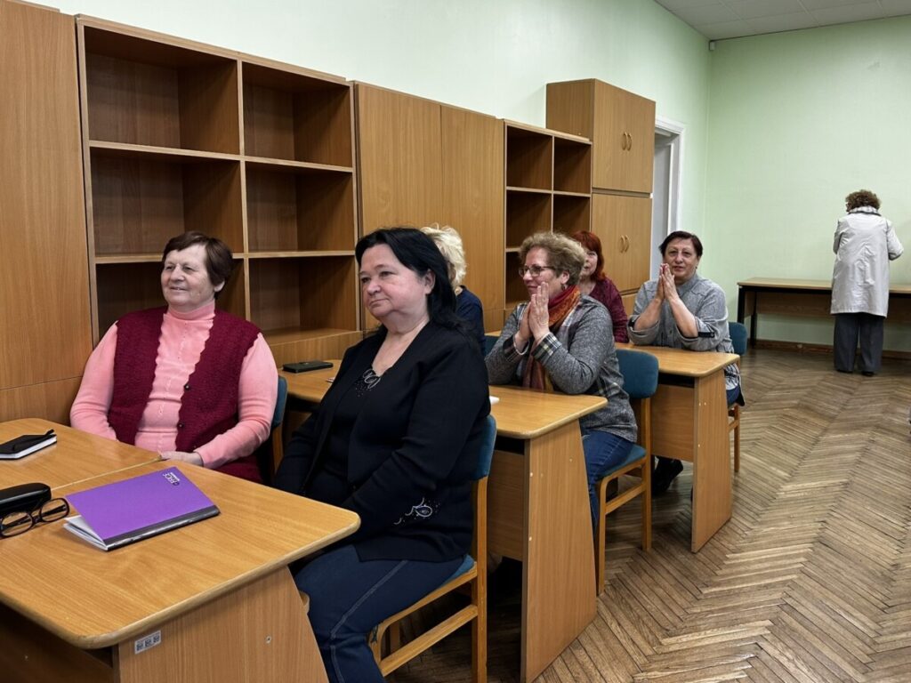 Сениоры на последнем занятии Университета третьего возраста в Даугавпилсе. 24 апреля 2026 года. Фото: Анастасия Шубина