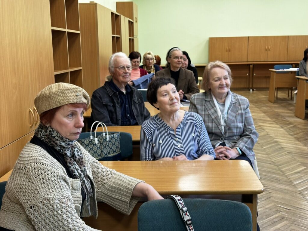 Сениоры на последнем занятии Университета третьего возраста в Даугавпилсе. 24 апреля 2026 года. Фото: Анастасия Шубина