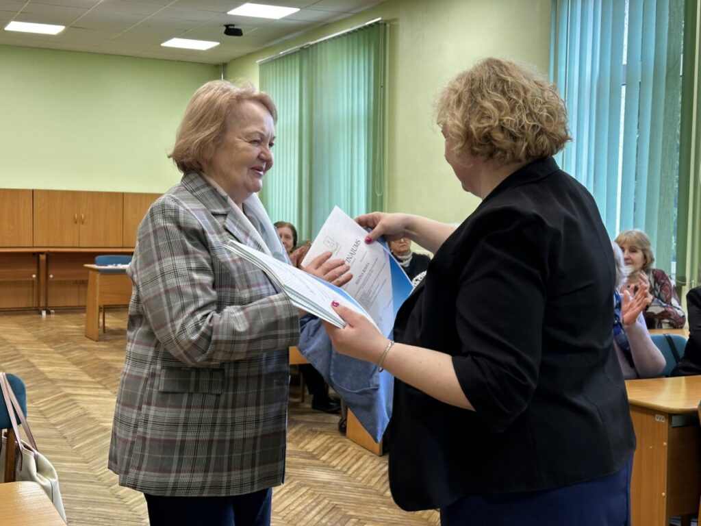 Вручение сениорам сертификатов об обучении в Университете третьего поколения в Даугавпилсе. 24 апреля 2026 года. Фото: Анастасия Шубина
