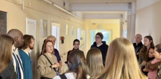 Участники программы ERASMUS+ «Сотрудничество мультидисциплинарной команды в уходе за пожилыми людьми» в Даугавпилсской региональной больнице (ДРБ). Фото: ДРБ
