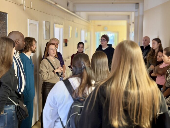 Участники программы ERASMUS+ «Сотрудничество мультидисциплинарной команды в уходе за пожилыми людьми» в Даугавпилсской региональной больнице (ДРБ). Фото: ДРБ