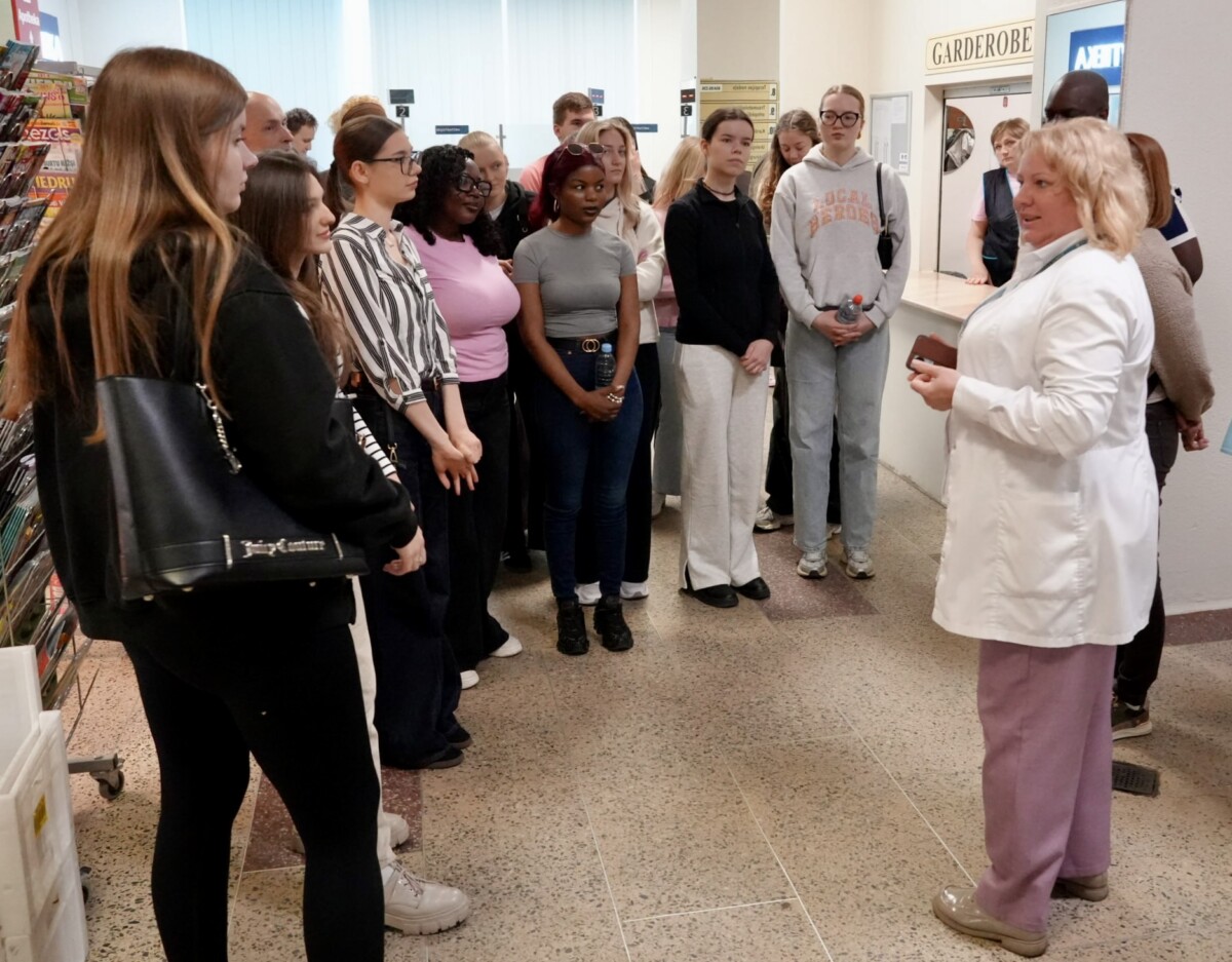 Участники программы ERASMUS+ «Сотрудничество мультидисциплинарной команды в уходе за пожилыми людьми» в Даугавпилсской региональной больнице (ДРБ). Фото: ДРБ