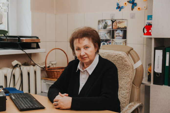 Социальный ассистент Ольга Дорожко работает с людьми с деменцией уже более 10 лет. Фото: Ирина Маскаленко (7 апреля 2026 года) Социальный ассистент Ольга Дорожко работает с людьми с деменцией уже более 10 лет. Фото: Ирина Маскаленко (7 апреля 2026 года)