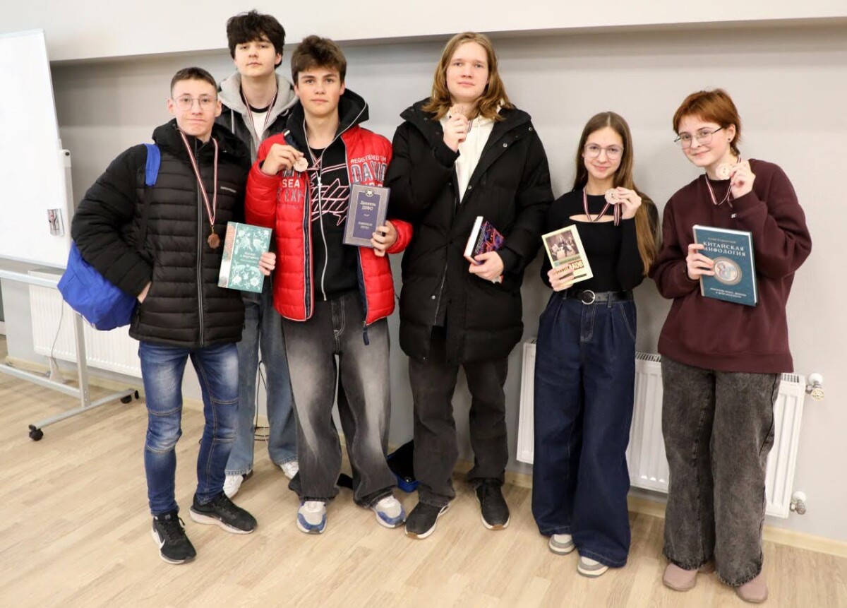 Команда Даугавпилсской технологической школы-лицея "Предвестники зари" с медалями. Фото: Эдгар Плявиньш