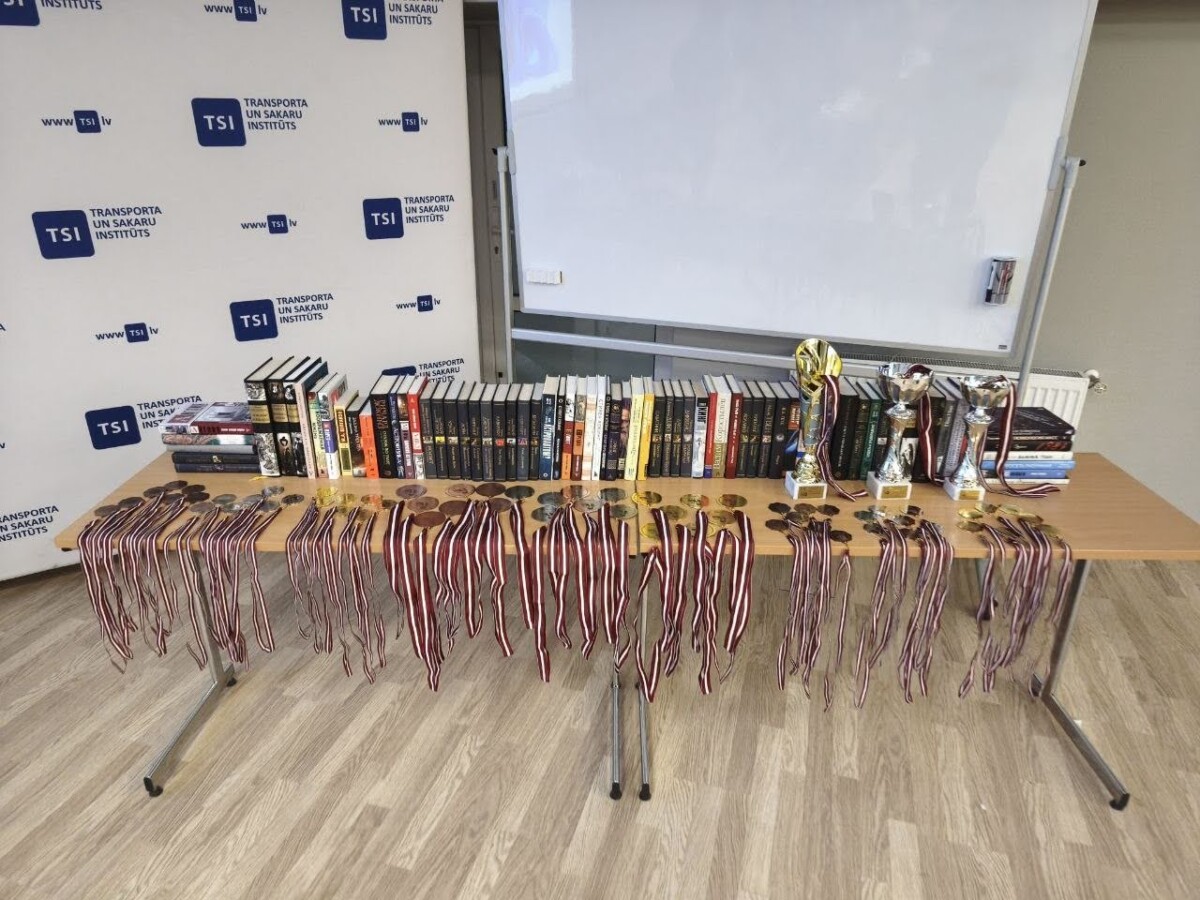 Призы и медали Школьной лиги чемпионата Латвии по по спортивной версии игры «Что? Где? Когда?». Фото: Эвита Савицкая