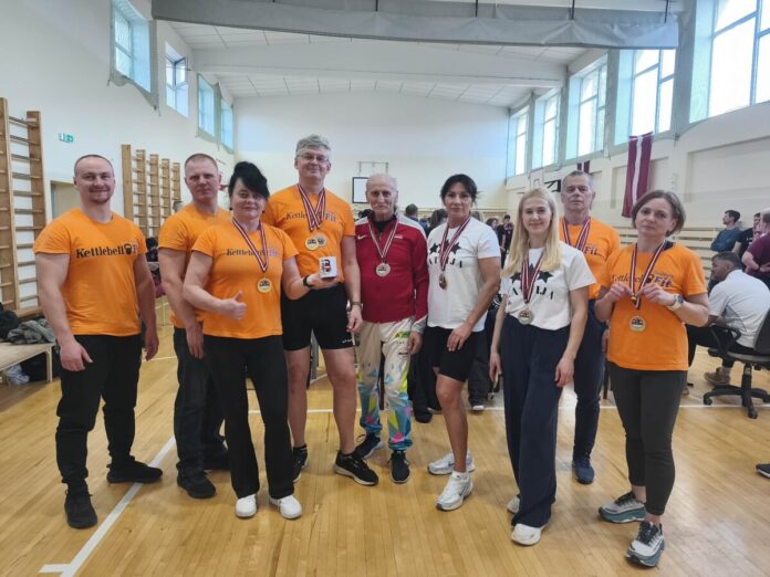 Даугавпилсские атлеты из клуба Kettlebell Fit Daugavpils - участники открытого чемпионата Латвии по гиревому спорту в упражнении «рывок». Фото предоставлено даугавпилсским самоуправлением