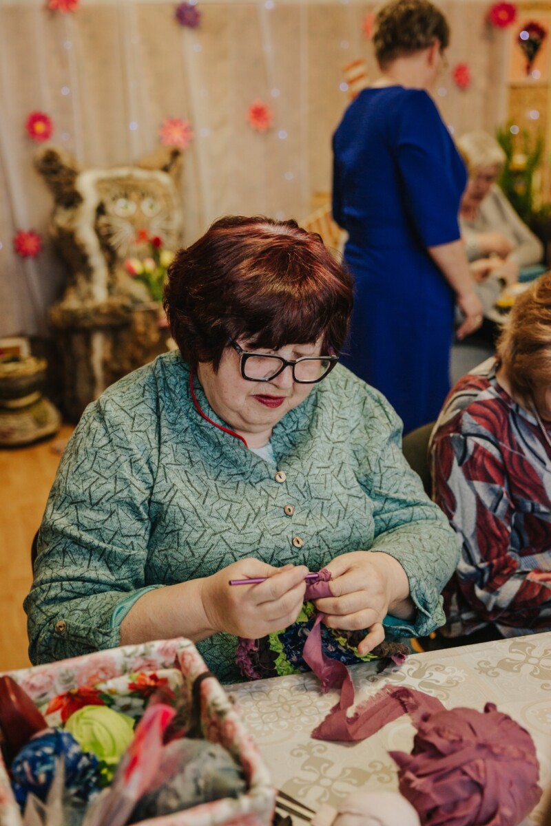Сениоры плетут коврики из лоскутков ткани в Дневном центре в Вишках. 17 марта 2026 года. Фото: Ирина Маскаленко