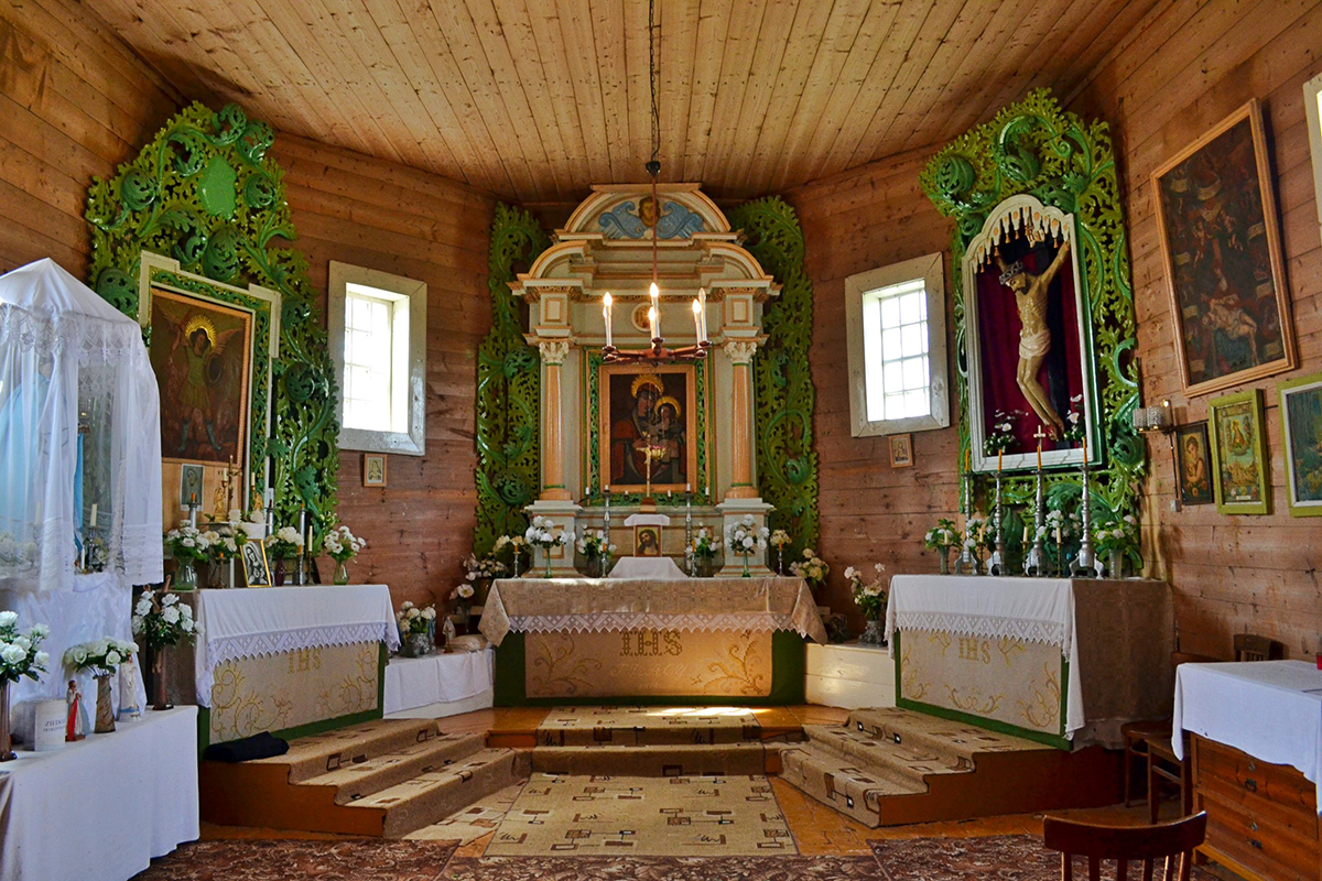 Часовня в Савелинках и деревянная резьба. Фото: Константин Бельский и visitludza.lv