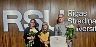 Руководитель ДРБ Инта Вайводе (в центре) и врачи ДРБ, получившие Почёиные грамоты за работу от Министерства здравоохранения. Рига, 8 мая 2026 года. Фото предоставлено ДРБ