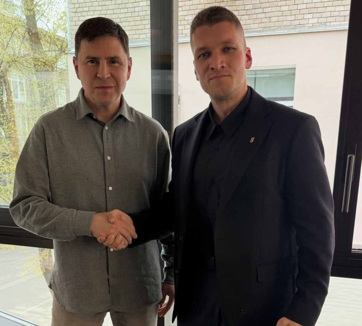 Михаил Подоляк, советник главы Офиса президента Украины, и Артур Буринский, общественный активист Даугавпилса и политик. Фото из архива Артура Буринского
