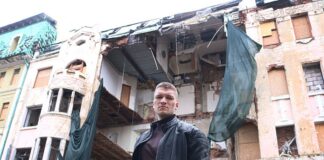 Артур Буринский на фоне разрушенного дома в результате воздушных атак в Украине. Фото из личного архива Артура Буринского
