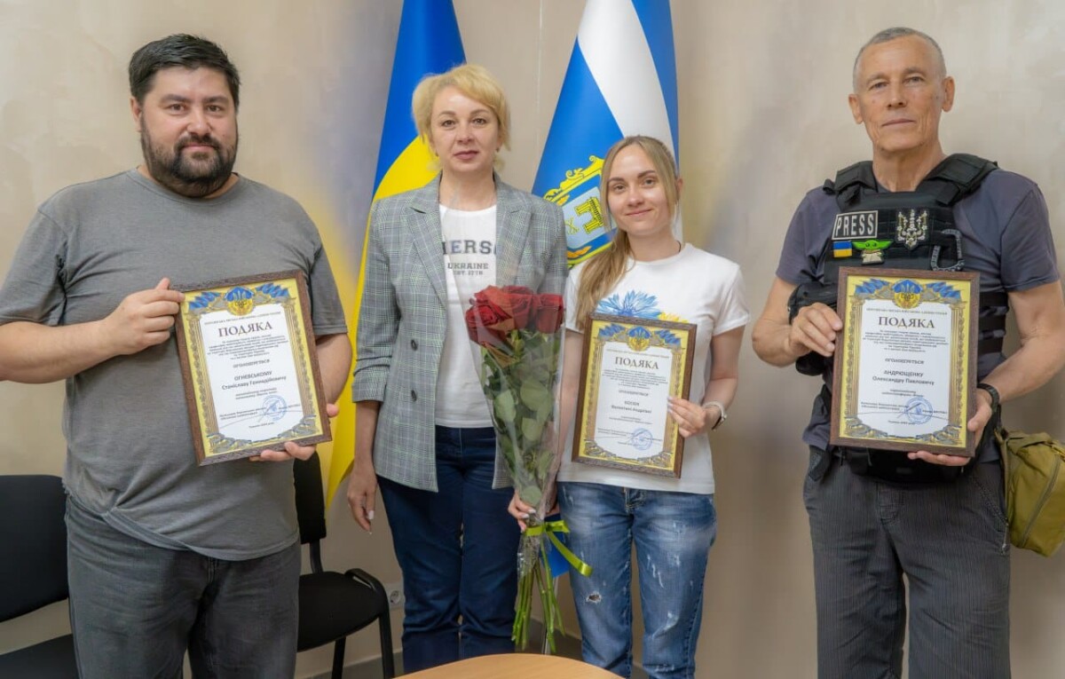 Команда журналистов медиа «Херсон Плюс» поличила благодарности за работу. Фото из архива Владимира Костюка