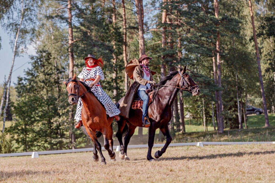 Конное и природное представление «Игры жеребят» в конном дворе Klajumi проходит уже 15 лет в последнюю субботу августа! В этом году оно состоится 29 августа. Фото со страницы Krāslavas novada tūrisma informācijas centrs на Фейсбуке