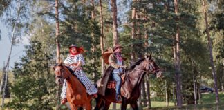 Конное и природное представление «Игры жеребят» в конном дворе Klajumi проходит уже 15 лет в последнюю субботу августа! В этом году оно состоится 29 августа. Фото со страницы Krāslavas novada tūrisma informācijas centrs на Фейсбуке