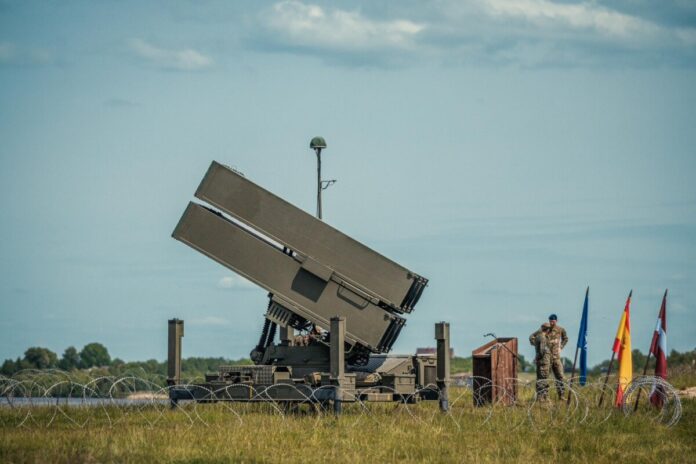 Испанские системы NASAMS у Рижской ГЭС — на учениях Latvian Shield 25, организованных Воздушными силами НВС в сотрудничестве с союзниками по НАТО. Май 2025 года. Фото со страницы Latvijas armija на Фейсбуке Испанские системы NASAMS у Рижской ГЭС — на учениях Latvian Shield 25, организованных Воздушными силами НВС в сотрудничестве с союзниками по НАТО. Май 2025 года. Фото со страницы Latvijas armija на Фейсбуке