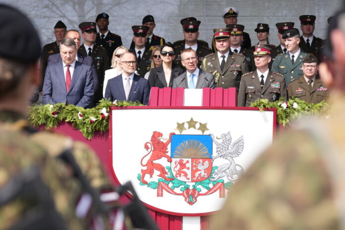 Президент Латвии Эдгар Ринкевич на военном параде в Айзкраукле. 4 мая 2026 года. Фото: Ilmārs Znotiņš / Valsts prezidenta kanceleja Президент Латвии Эдгар Ринкевич на военном параде в Айзкраукле. 4 мая 2026 года. Фото: Ilmārs Znotiņš / Valsts prezidenta kanceleja
