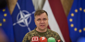Центр кризисного управления комментирует угрозу в воздушном пространстве и инцидент с дроном в Балтии от 19 мая Руководитель Центра кризисного управления Арвис Зиле во время брифинга для СМИ. 19 мая 2026 года. Фото: Гатис Розенфелдс