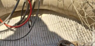 Обломки, предположительно принадлежащие беспилотному летательному аппарату, обнаруженному 23 мая в районе озера Дридзис. Фото: Госполиция
