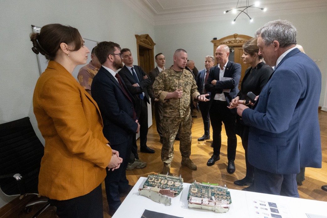 Встреча Офиса президента Украины с послами европейских стран, где дипломатам в том числе показали платы комплекса «Орешник» с белорусскими компонентами, изготовленными в 2004-2014 годах. Фото: reform.news