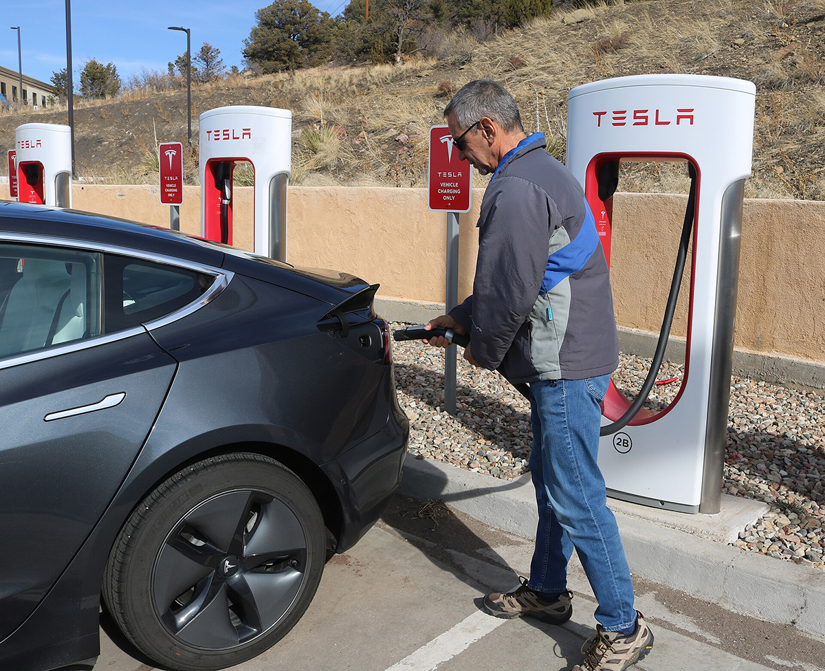 Электромобиль Tesla. Фото: Jeffrey Beall / CC BY 4.0