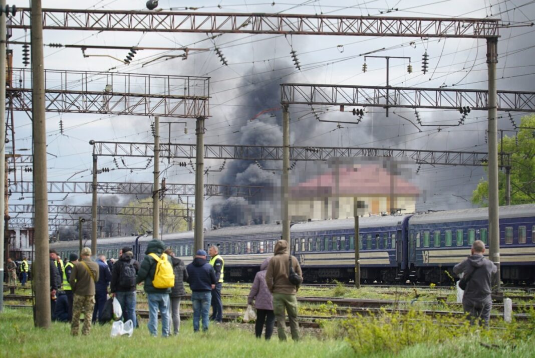 Эвакуация пассажиров поезда Ужгород-Харьков. 1 мая 2026 года. Фото: Алексей Кузнецов