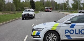 Подразделения Госполиции и ГПСС находятся недалеко от объекта хранения нефтепродуктов на улице Комунала в Резекне, где упал дрон. Фото: Ивар Сойканс / LETA