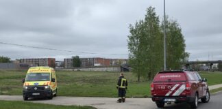 Подразделения Госполиции и ГПСС находятся недалеко от объекта хранения нефтепродуктов на улице Комунала в Резекне, где упал дрон. Фото: Ивар Сойканс / LETA