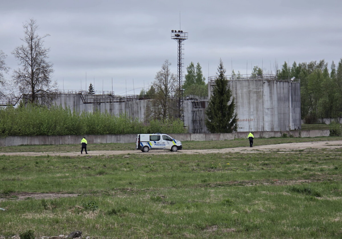 Подразделения Госполиции и ГПСС находятся недалеко от объекта хранения нефтепродуктов на улице Комунала в Резекне, где упал дрон. Фото: Ивар Сойканс / LETA