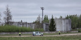 Подразделения Госполиции и ГПСС находятся недалеко от объекта хранения нефтепродуктов на улице Комунала в Резекне, где упал дрон. Фото: Ивар Сойканс / LETA