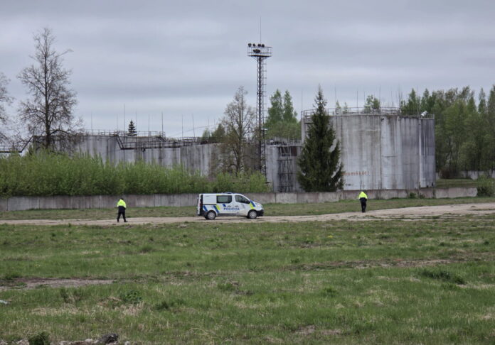 Подразделения Госполиции и ГПСС находятся недалеко от объекта хранения нефтепродуктов на улице Комунала в Резекне, где упал дрон. Фото: Ивар Сойканс / LETA Подразделения Госполиции и ГПСС находятся недалеко от объекта хранения нефтепродуктов на улице Комунала в Резекне, где упал дрон. Фото: Ивар Сойканс / LETA