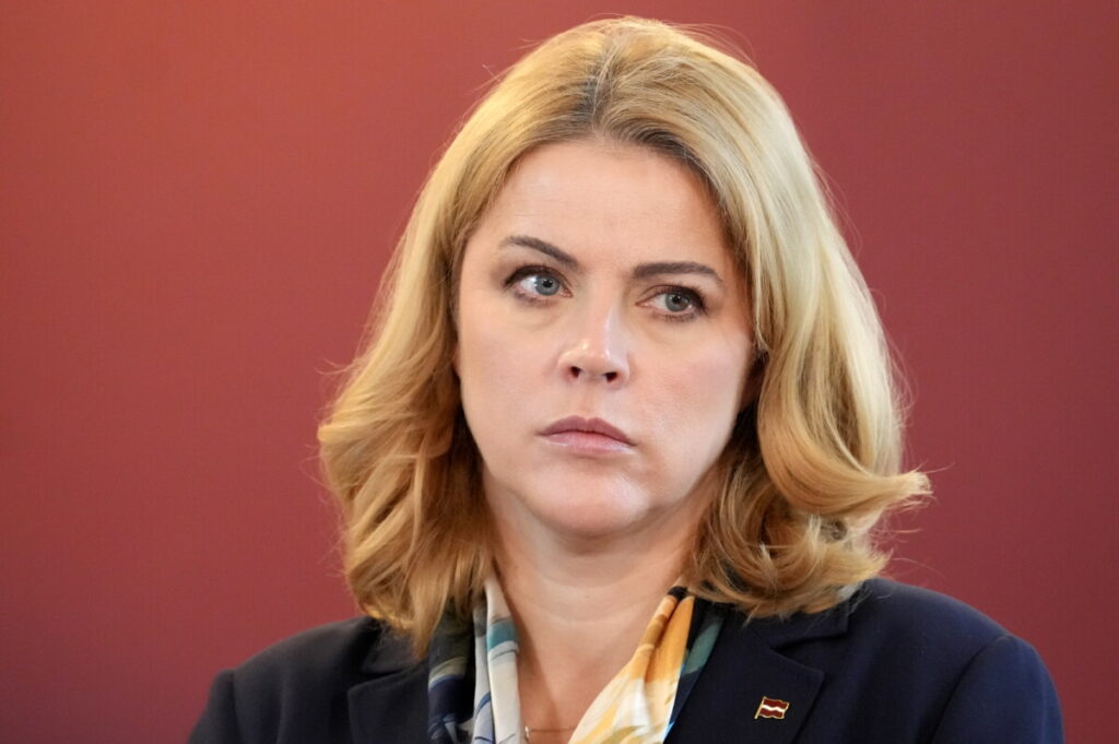 Премьер-министр Эвика Силиня принимает участие в пресс-конференции после заседания Кабинета министров по кризисному управлению, где информирует о вопросах, обсуждённых в связи с инцидентами в Латгалии с участием беспилотных летательных аппаратов. Фото: Эдийс Паленс / LETA