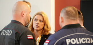 Премьер-министр Эвика Силиня принимает участие в пресс-конференции после заседания Кабинета министров по кризисному управлению, где информирует о вопросах, обсуждённых в связи с инцидентами в Латгалии с участием беспилотных летательных аппаратов. Фото: Эдийс Паленс / LETA