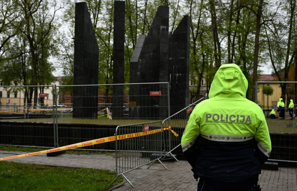 Жители Даугавпилса возлагают цветы к мемориалу в Парке Дубровина. Сам мемориал по-прежнему ограждён, а по территории парка за порядком наблюдало несколько экипажей Государственной полиции. 9 мая 2026 года. Фото: Ивар Сойканс / LETA