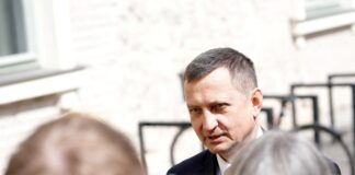 Министра земледелия Арманда Краузе сняли с должности. Его подозревают в коррупции Отстранённый от должности министр земледелия Армандс Краузе отвечает на вопросы журналистов после задержания в связи с так называемым "делом лесопромышленников". Фото: Зане Битере / LETA