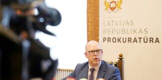 В уголовном процессе по «делу лесопромышленников» фигурируют 10 человек, Кронбергс задержан за противодействие следствию Генеральный прокурор Армин Мейстерс на пресс-конференции 14 мая 2026 года по "Делу лесопромышленников". Фото: Паула Чурксте / LETA